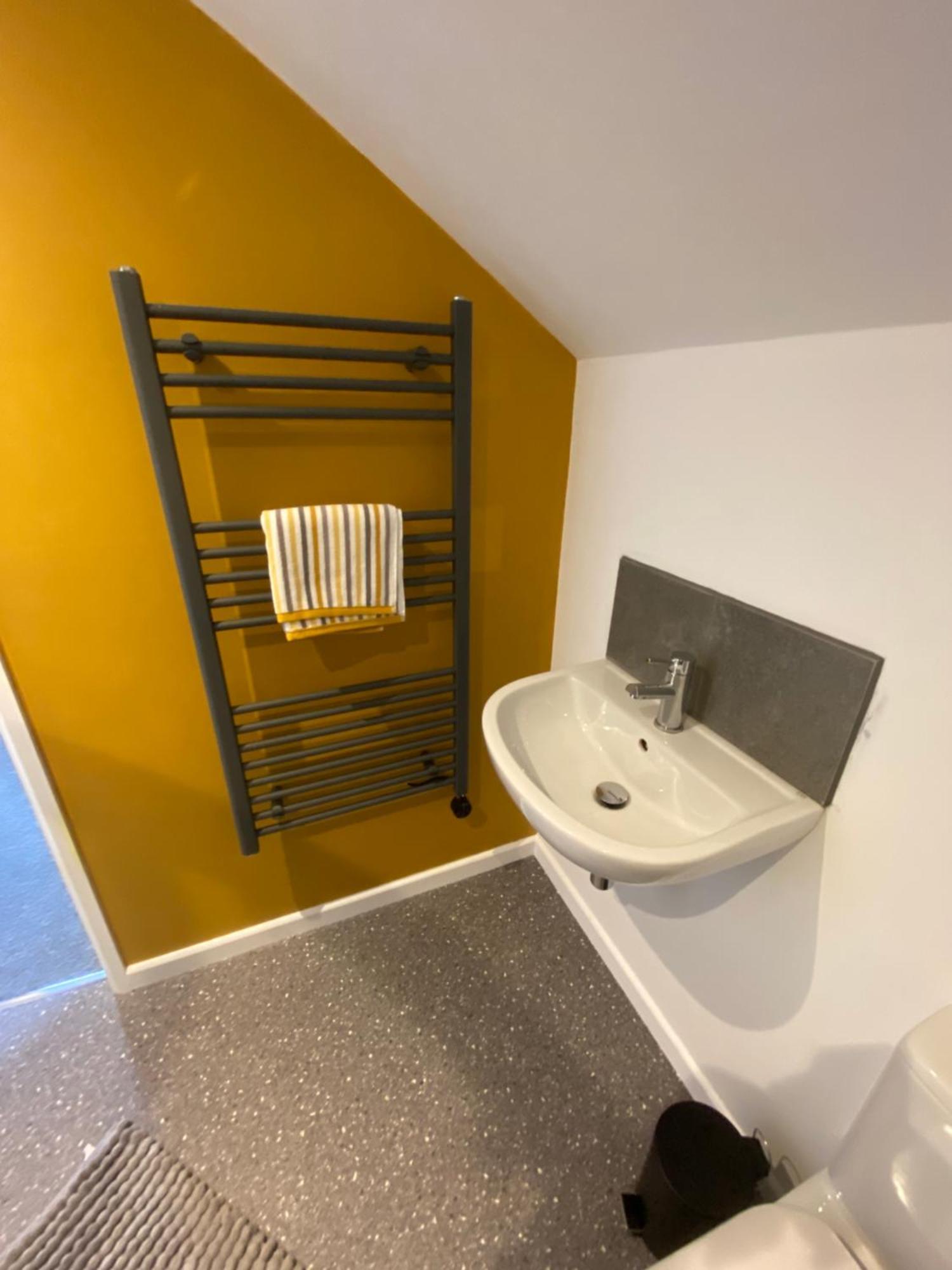 Modern Studio Apartment Set Beneath The Black Mountains A Stones Throw From The Offas Dyke Path Clodock Exterior photo